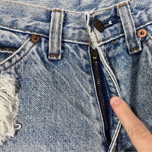 VTG 70’s Levi’s White Tag Distressed Light Wash Straight Leg Jeans 23”x 27” - Picture 9 of 11